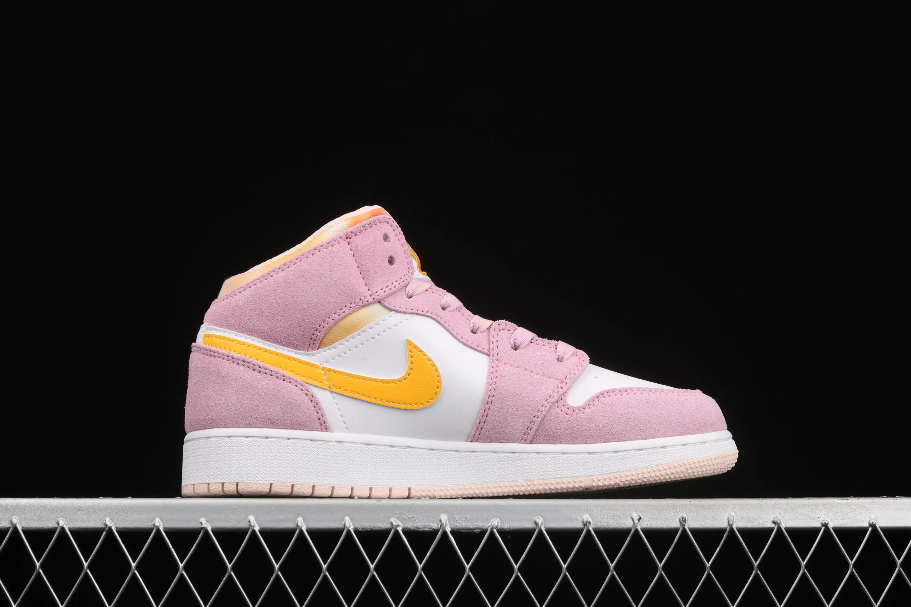 All categories Air Jordan Jordan series basketball shoes Air Jordan 1 Mid G version pure original Air Jordan 1 Mid AJ1 Joe 1 girl powder China basketball shoes DC9517-600